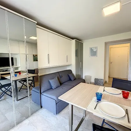 Superbe Studio, Piscine 330l Giov Apartment